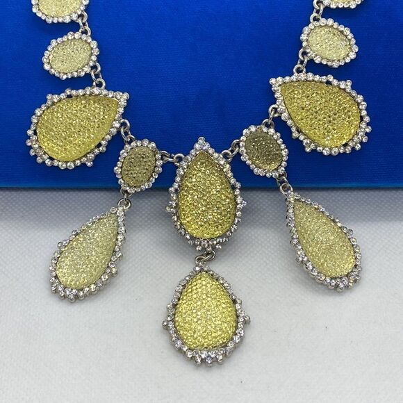 💛 Aldo Yellow & White Statement Necklace - Picture 2 of 3